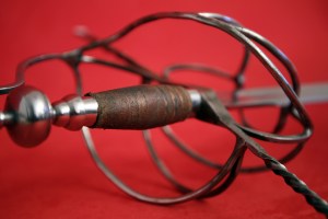 Espada de Lazos corte y punta en hierro y puno de cuero (modelo 1).1.3
